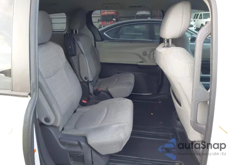 2021 Toyota Sienna Le z USA, uszkodzony, nr VIN 5TDKRKECXMS065518